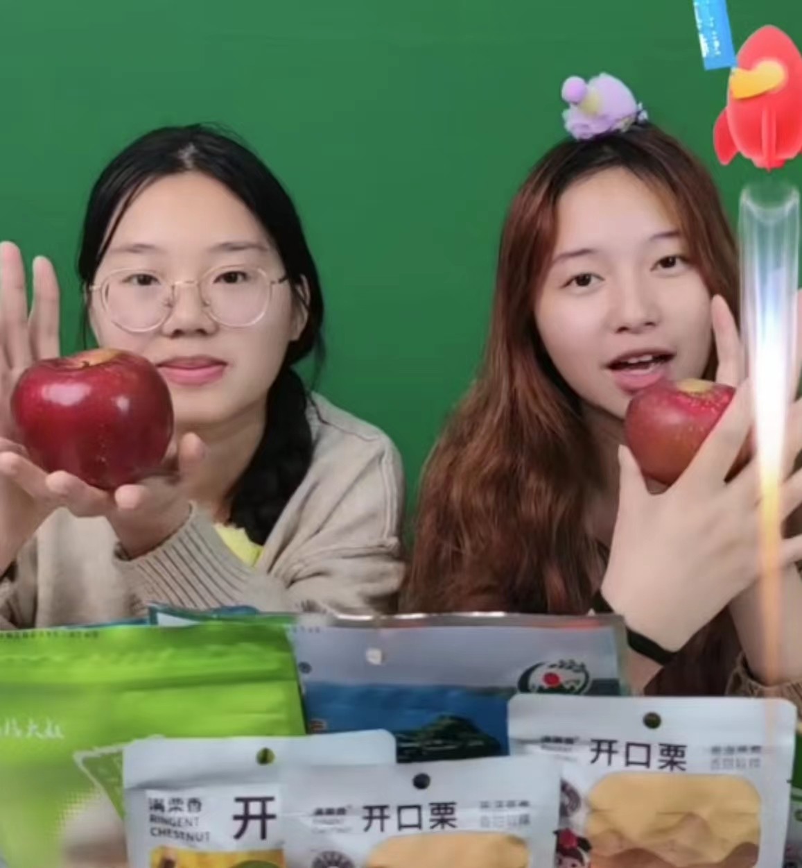 四川财经职业学院学生团队直播助农：把丑苹果喂到网友