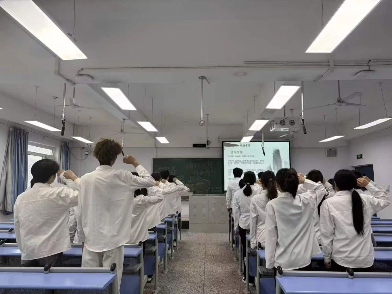 ���������ң����������ġ����ӱ�����ҽҩְҵ����ѧԺҩѧ�뽡������ϵ��֯��չ����ϵ��