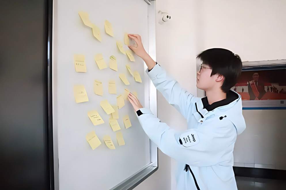 ����Ժ��������ѧԺ��չ��ʰȡ�ǹ⣬̤��ǰ�С�������򿨡���ůӡ�ǻ㡱�