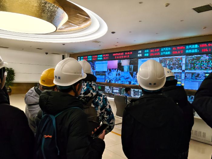 ɽ����ѧ����ʵ���Ÿ���������糧����ǰ��ѵ�����ߣ���̸�������³�