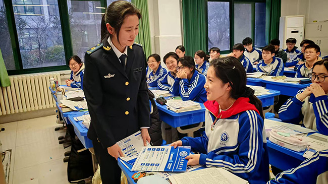 ��һ����δ�����Ŷӷ���ĸУ���������ߵ�һ��ѧ��չĸУ��ʵ���