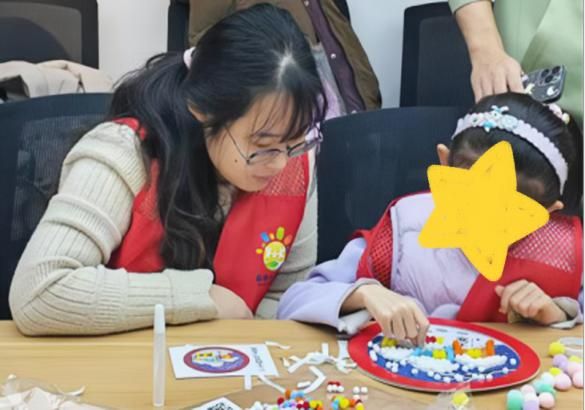 ɽ����ѧ�Ի������ŶӺ������ʵ��������У�������ں� ����ͬ��ůͯ��