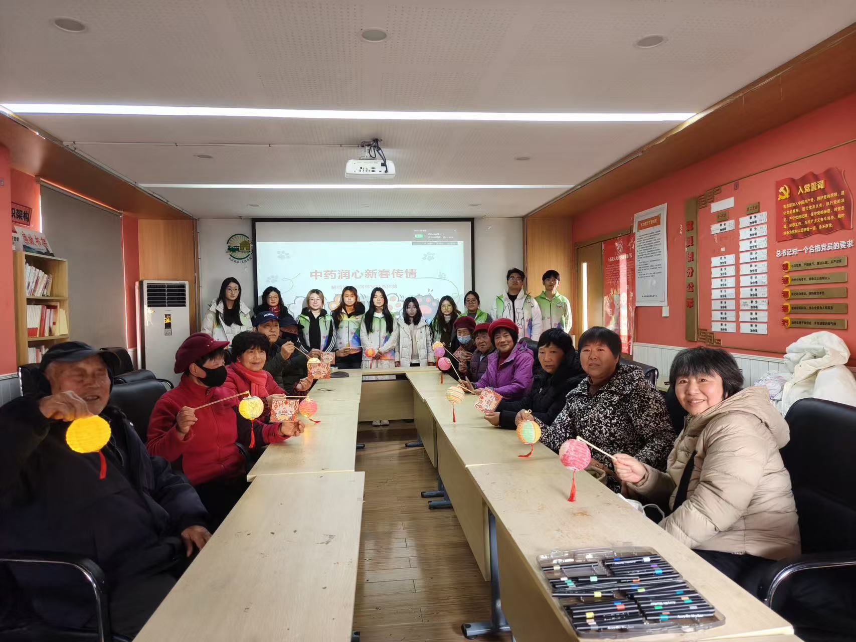 ҩѧ�����ѧԺҩ��΢��־Ը�����ů����ϵ�й���Բ���չ�