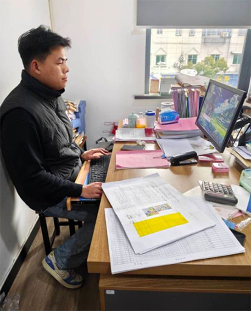 ů�����У�Я��ͬ�С���Ҷ�������м������ϻ����ʵ����ʵ