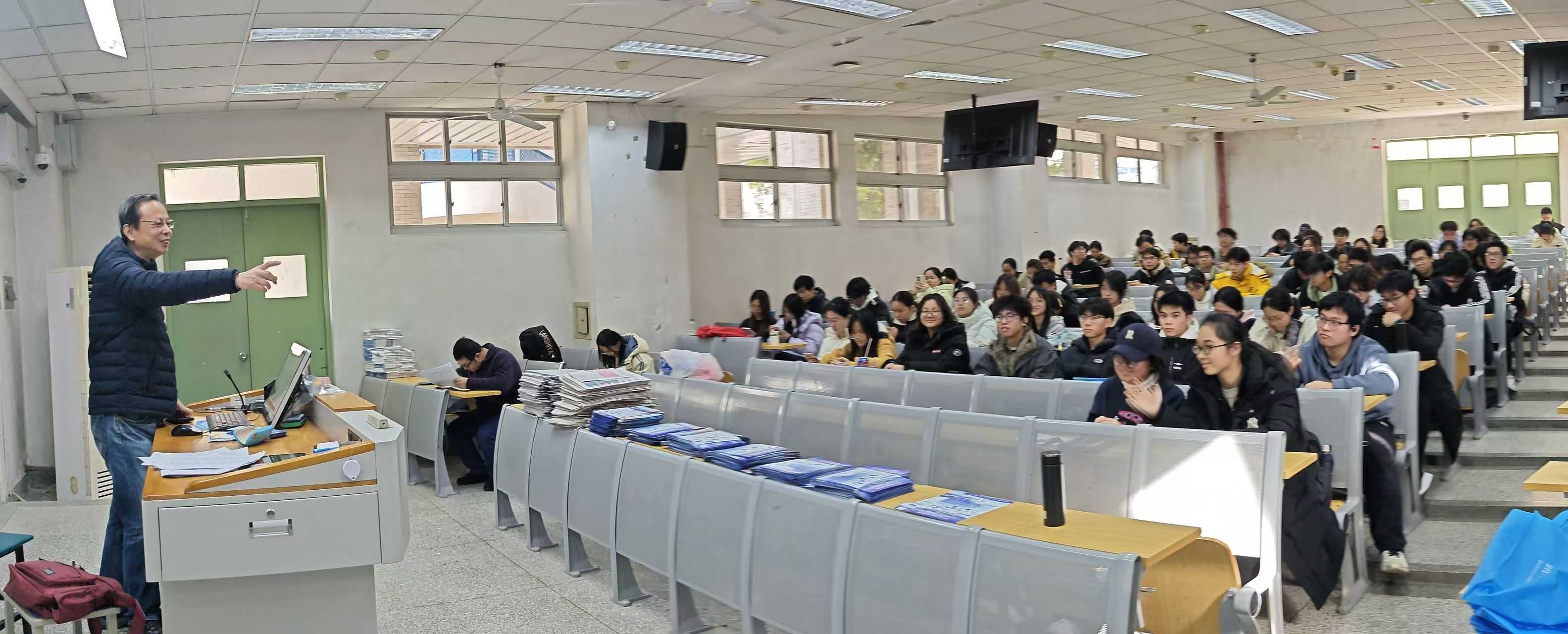 �Ӻ���ѧ����ʮ�Ӻ��飬������ǰ�С��ŶӸ�������һ��ѧ��չ��У����