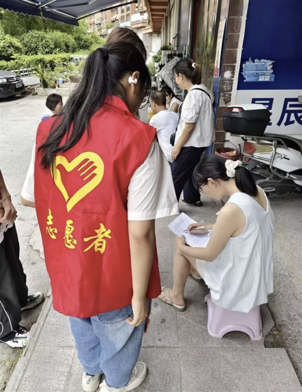 志愿者与居民面对面交流反诈知识 燕赵暖阳志愿服务队摄