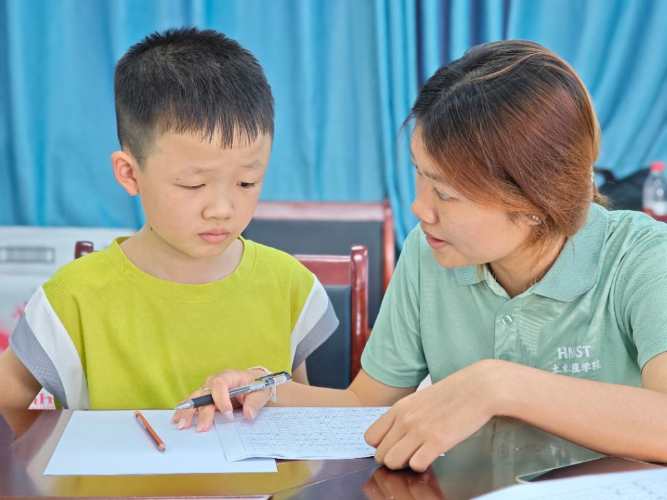 一对一书法辅导现场,志愿者细致讲解书写技巧