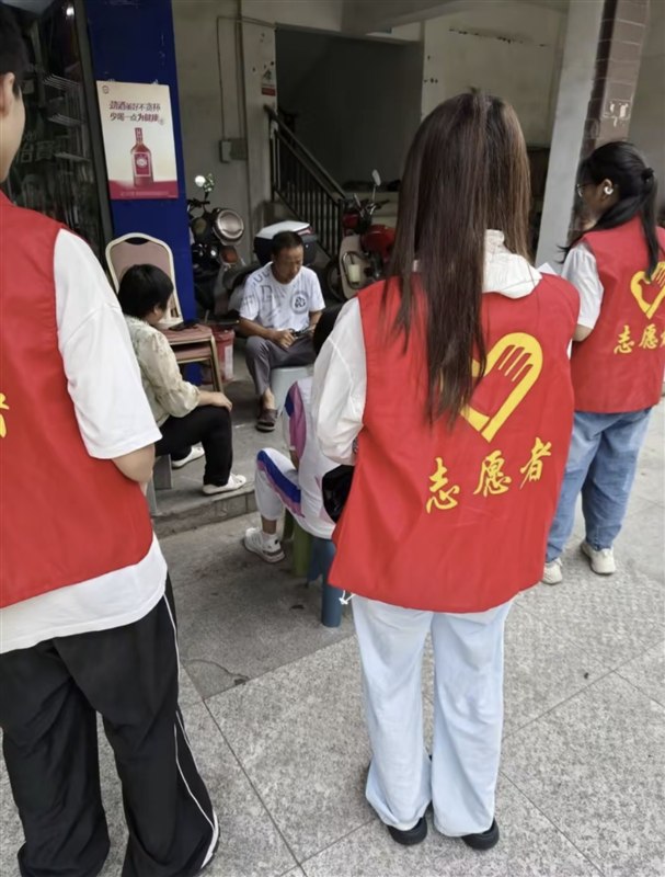 志愿者走近居民开展反诈宣传 燕赵暖阳志愿服务队摄