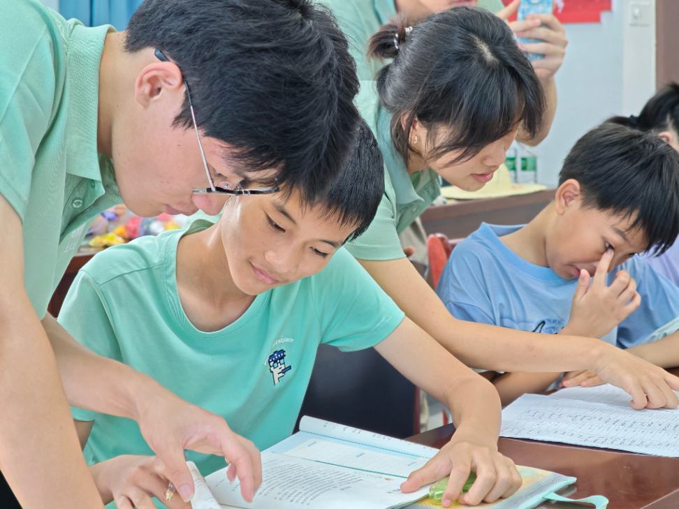 一对一课业辅导现场,志愿者细致讲解题目思路,为学生答疑解惑