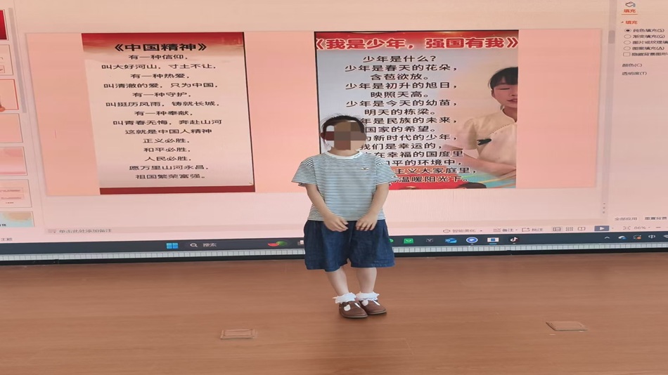 一名孩子正在进行经典诵读比赛 孙馨悦摄