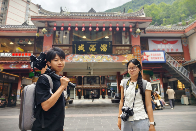 短片演员在康定溜溜城门口取景拍摄,展现茶马古道沿线人文风貌。