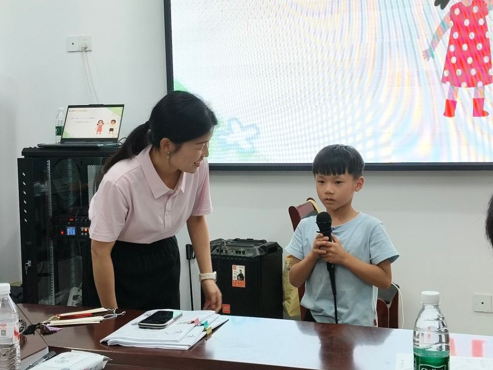 老师一对一指导学生进行口语表达练习