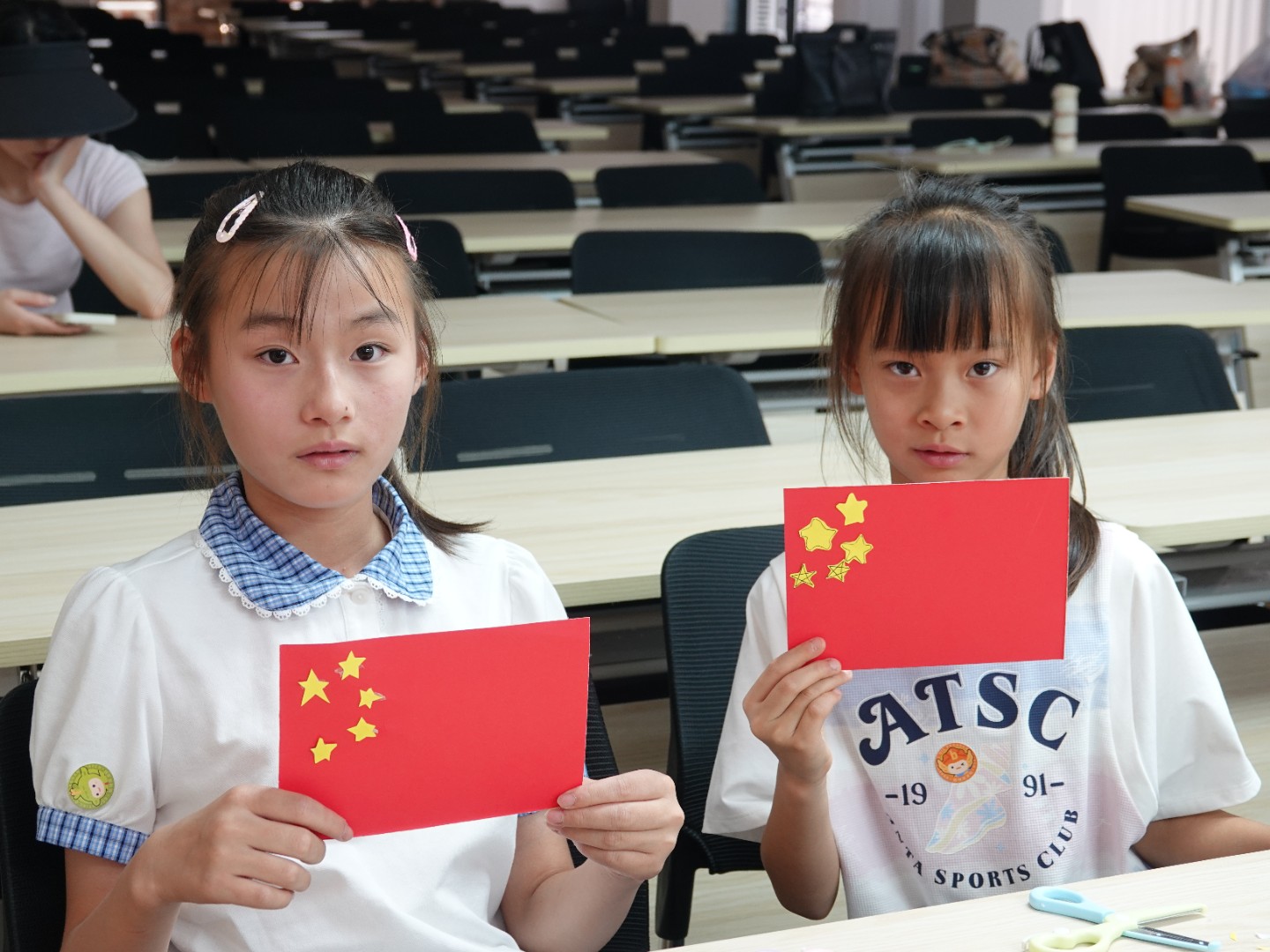 小朋友们展示亲手制作的小国旗