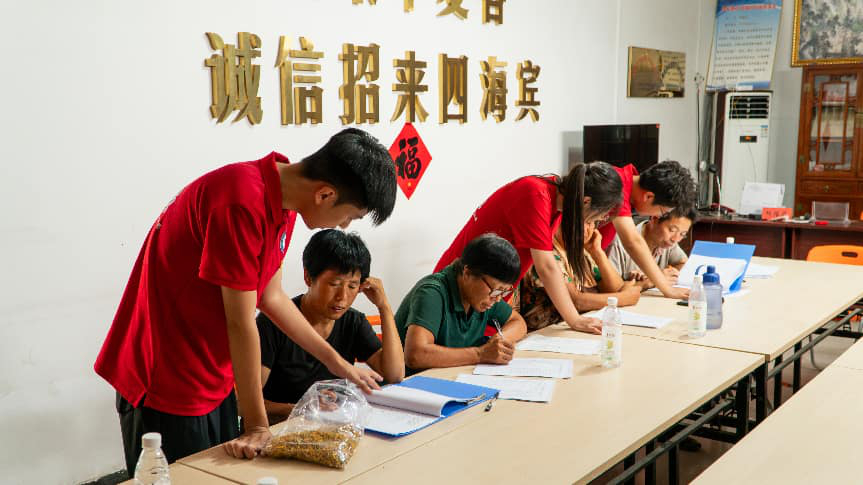 图为实践团成员在村内开展金银花产业调研,记录农户与村委发展诉求 尚俊龙摄