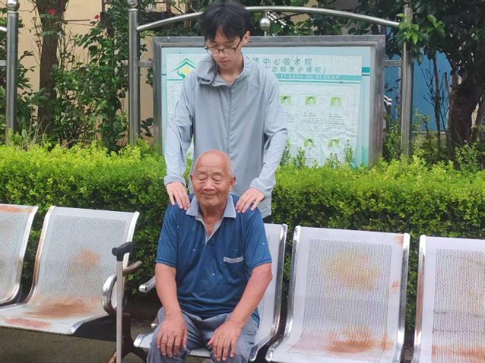 图为实践团成员为老人按摩