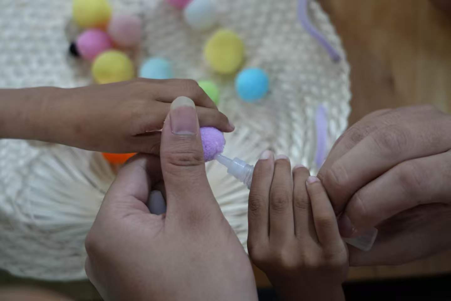 图为志愿者与学生们共同进行蒲扇DIY创作。 王昊 供图