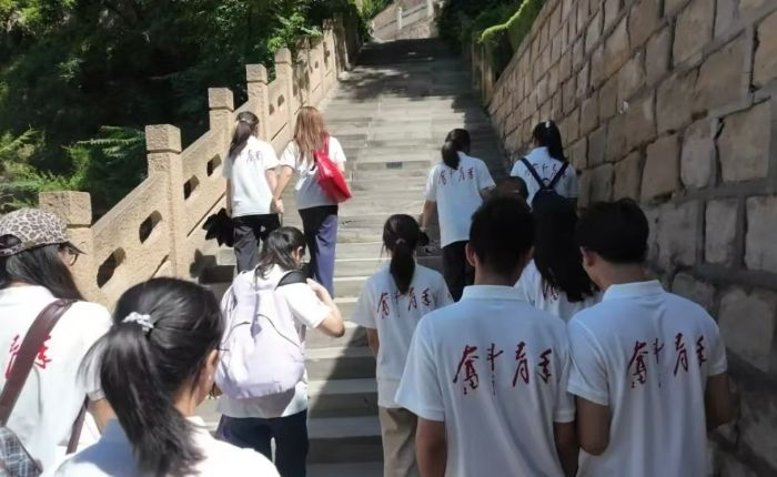 队员攀登石阶照片 丁华琪摄